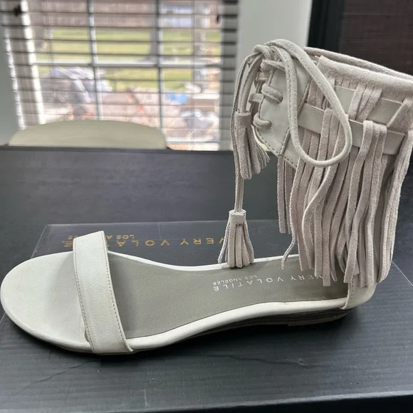 Very Volatile Aubrey ICE Fringe Sandal Women's Size 7 NEW IN BOX Light Gray - Picture 4 of 10